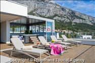 Luxus Penthouse Sara mit Meerblick, Dachterrasse mit Whirlpool, Sonnenliegen, Essbereich und Küche,  Parkplatz , E Ladestation inklusive. 
