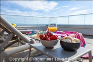 Luxus Penthouse Sara mit Meerblick, Dachterrasse mit Whirlpool, Sonnenliegen, Essbereich und Küche,  Parkplatz , E Ladestation inklusive. 