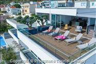 Luxus Penthouse Sara mit Meerblick, Dachterrasse mit Whirlpool, Sonnenliegen, Essbereich und Küche,  Parkplatz , E Ladestation inklusive. 