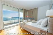 Luxus Penthouse Sara mit Meerblick, Dachterrasse mit Whirlpool, Sonnenliegen, Essbereich und Küche,  Parkplatz , E Ladestation inklusive. 