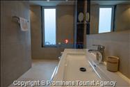 Luxus Penthouse Sara mit Meerblick, Dachterrasse mit Whirlpool, Sonnenliegen, Essbereich und Küche,  Parkplatz , E Ladestation inklusive. 