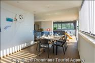 Luxus Penthouse Sara mit Meerblick, Dachterrasse mit Whirlpool, Sonnenliegen, Essbereich und Küche,  Parkplatz , E Ladestation inklusive. 