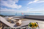 Luxus Penthouse Sara mit Meerblick, Dachterrasse mit Whirlpool, Sonnenliegen, Essbereich und Küche,  Parkplatz , E Ladestation inklusive. 