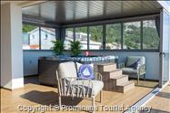 Luxus Penthouse Sara mit Meerblick, Dachterrasse mit Whirlpool, Sonnenliegen, Essbereich und Küche,  Parkplatz , E Ladestation inklusive. 