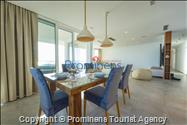 Luxus Penthouse Sara mit Meerblick, Dachterrasse mit Whirlpool, Sonnenliegen, Essbereich und Küche,  Parkplatz , E Ladestation inklusive. 