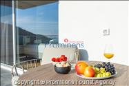 Luxus Penthouse Sara mit Meerblick, Dachterrasse mit Whirlpool, Sonnenliegen, Essbereich und Küche,  Parkplatz , E Ladestation inklusive. 