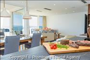Luxus Penthouse Sara mit Meerblick, Dachterrasse mit Whirlpool, Sonnenliegen, Essbereich und Küche,  Parkplatz , E Ladestation inklusive. 