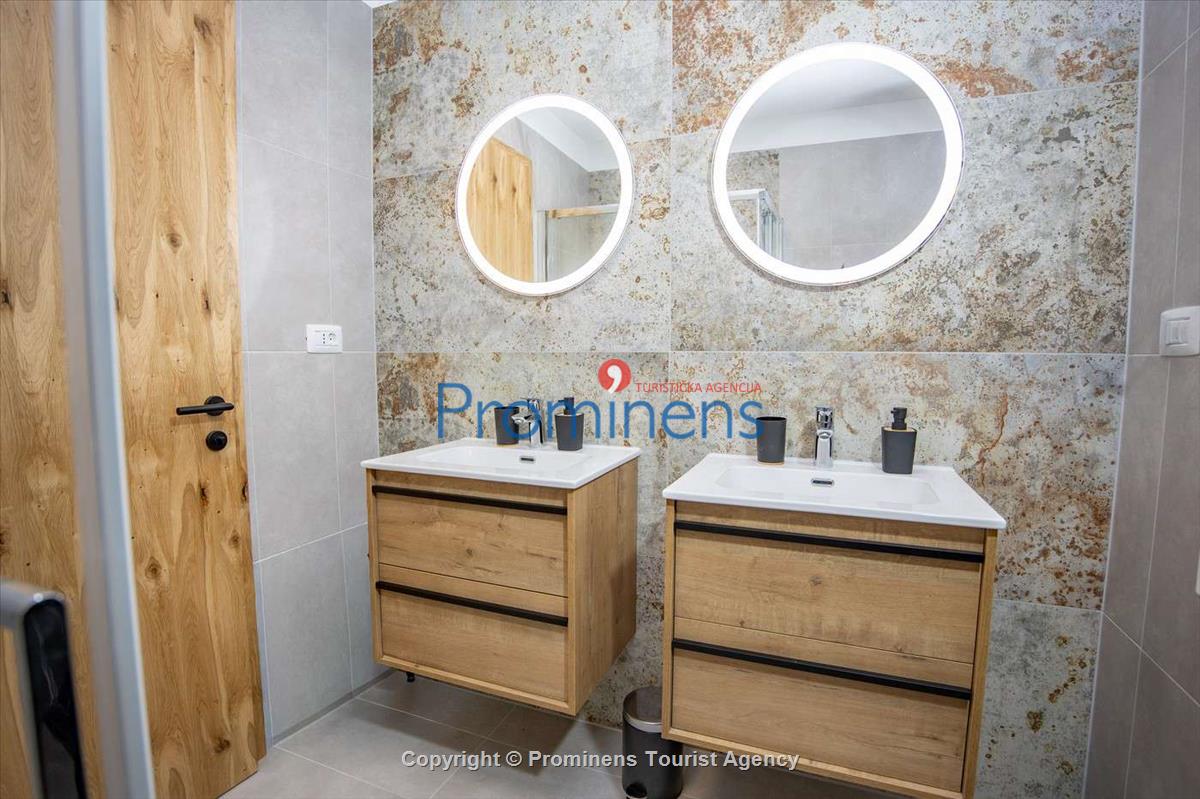 Penthouse Helena in Makarska – Exklusive Ferienwohnung mit Meerblick und Whirlpool