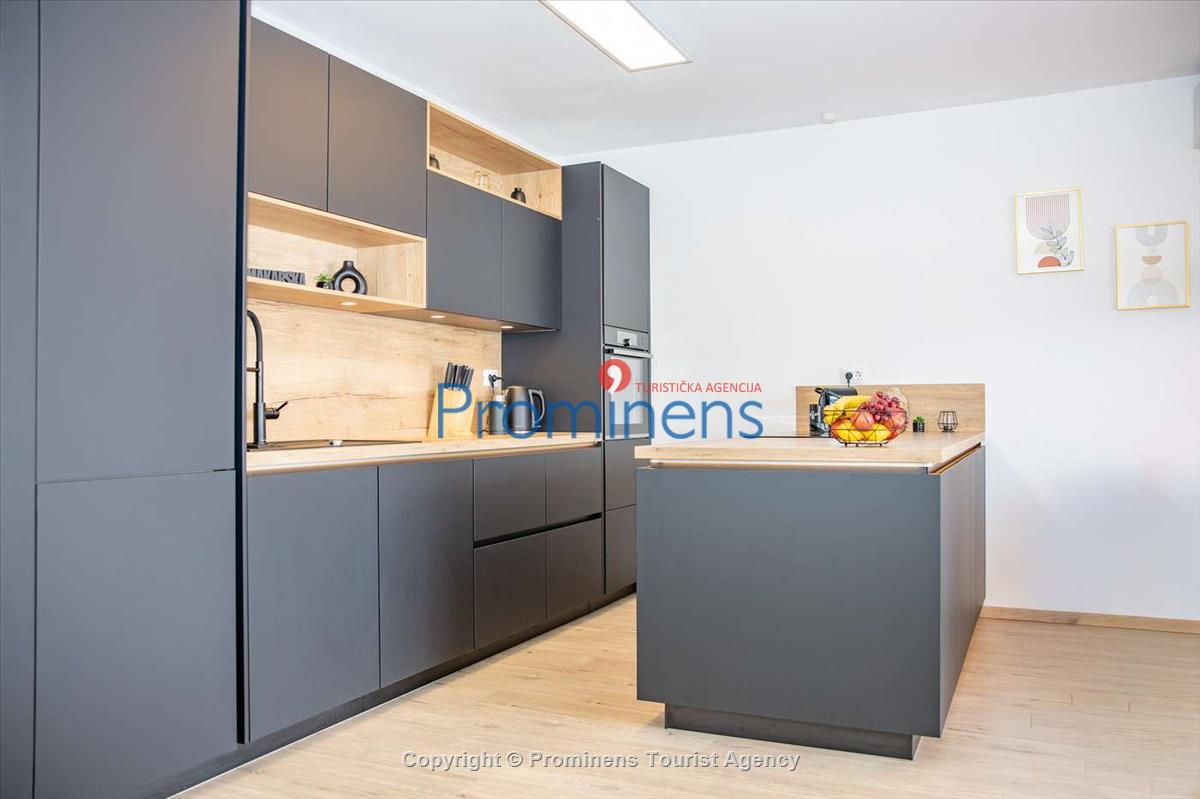 Penthouse Helena in Makarska – Exklusive Ferienwohnung mit Meerblick und Whirlpool