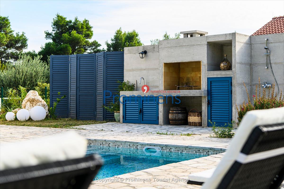  Ferienhaus mit beheiztem Pool und drei Schlafzimmern an der atemberaubenden Makarska Riviera in Kroatien