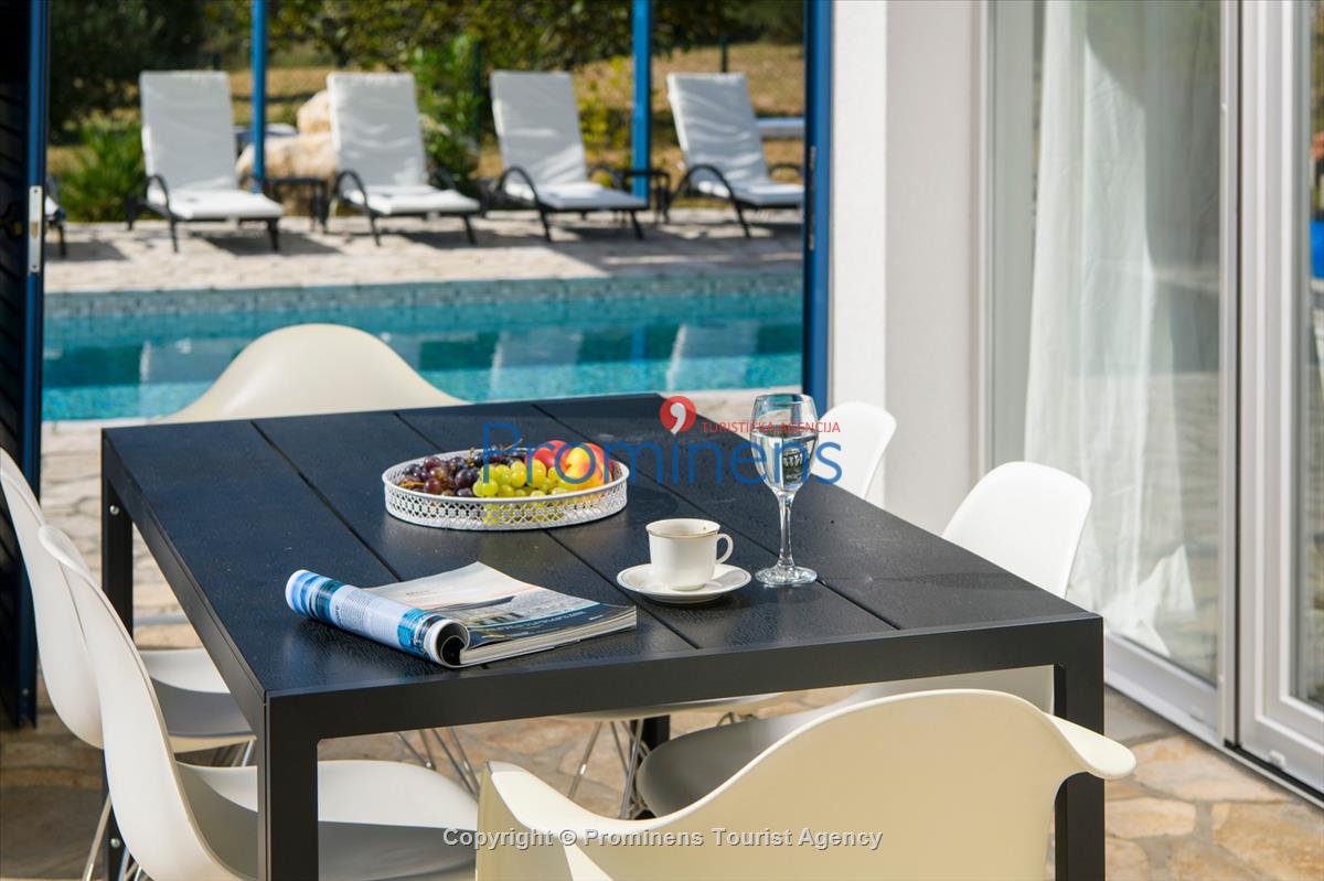  Ferienhaus mit beheiztem Pool und drei Schlafzimmern an der atemberaubenden Makarska Riviera in Kroatien