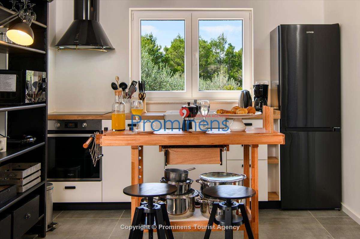  Ferienhaus mit beheiztem Pool und drei Schlafzimmern an der atemberaubenden Makarska Riviera in Kroatien