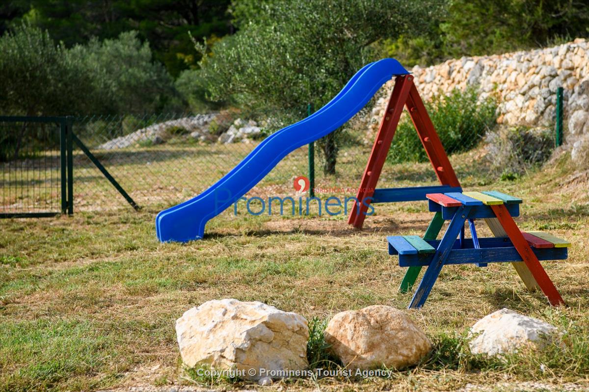  Ferienhaus mit beheiztem Pool und drei Schlafzimmern an der atemberaubenden Makarska Riviera in Kroatien