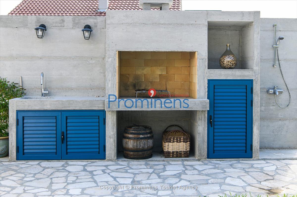  Ferienhaus mit beheiztem Pool und drei Schlafzimmern an der atemberaubenden Makarska Riviera in Kroatien